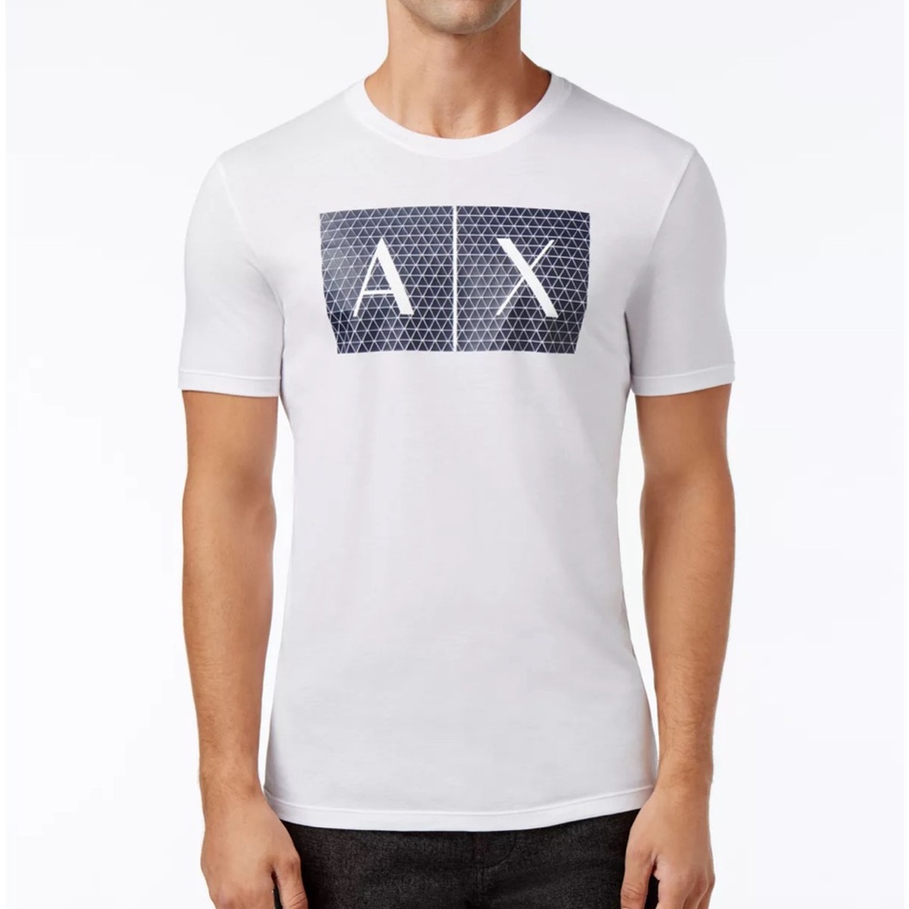 Composition 100% Cotton
Jersey
Brand logo
Solid color
V-neck
Short sleeves